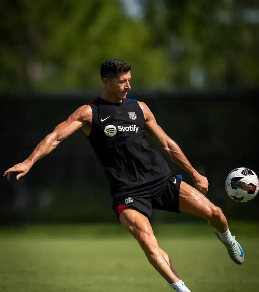 九游娱乐-莱万多夫斯基在勇士比赛中领先优势明显，领先优势明显引发热议！