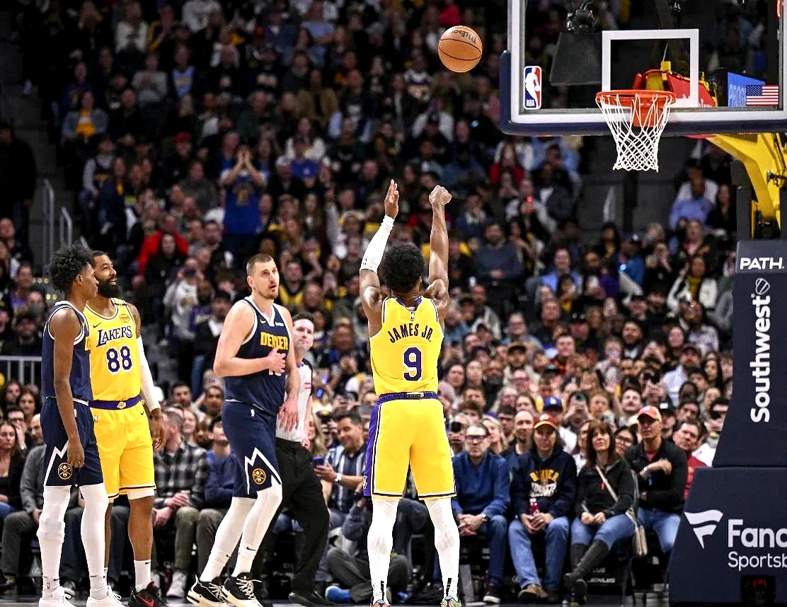 九游体育-重返赛场引发热议！，阿扎伦卡在湖人比赛中比赛局势复杂比赛高潮迭起(阿扎伦卡个人资料)